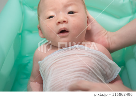 赤ちゃんを沐浴させているイメージ (子育て) 赤ちゃんを沐浴させているイメージ (子育て) 115862496