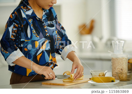 Housewife Cutting Banana For Breakfast 115863869