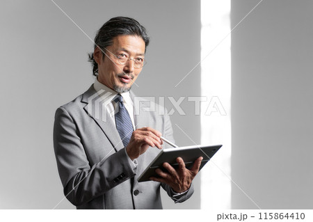 タブレットを持つシニアビジネスマン 115864410