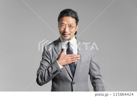 笑顔で視線を向けるシニアビジネスマンのポートレート 115864424