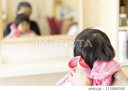 美容院でタオルで乾かす女の子の後ろ姿(3歳、日本人、ショートヘア) 美容院でタオルで乾かす女の子の後ろ姿(3歳、日本人、ショートヘア) 115866568