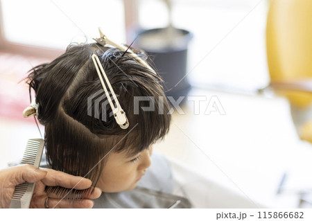 美容院でヘアカットする女の子(3歳、日本人、ショートヘア) 美容院でヘアカットする女の子(3歳、日本人、ショートヘア) 115866682