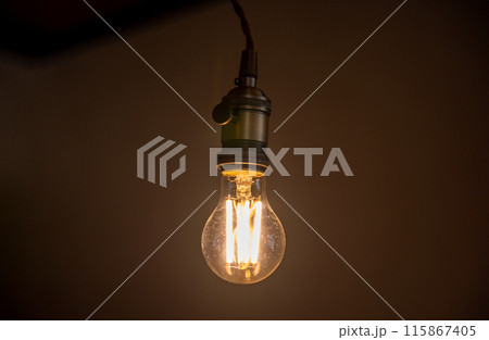 ぶら下がっている電球の光 ぶら下がっている電球の光 115867405