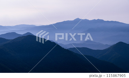 初夏の山並み・谷川岳西黒尾根からの眺め 115867905