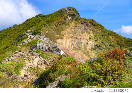 初夏の谷川岳・オキノ耳と切り落ちた岩壁 初夏の谷川岳・オキノ耳と切り落ちた岩壁 115868072