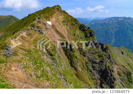 初夏の谷川岳・オキノ耳と切り落ちた岩壁 初夏の谷川岳・オキノ耳と切り落ちた岩壁 115868075