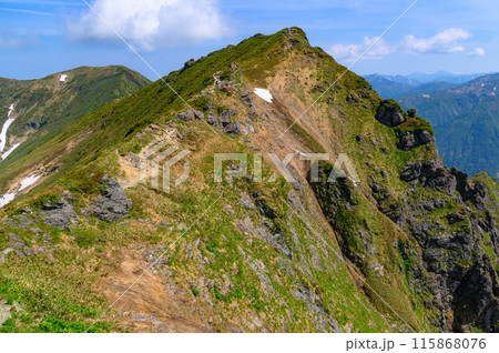 初夏の谷川岳・オキノ耳と切り落ちた岩壁 初夏の谷川岳・オキノ耳と切り落ちた岩壁 115868076
