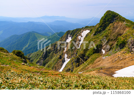 初夏の谷川岳・トマノ耳と切れ落ちた岩壁 115868100
