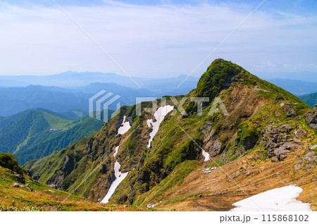 初夏の谷川岳・トマノ耳と切れ落ちた岩壁 115868102