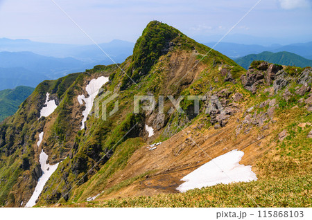 初夏の谷川岳・トマノ耳と切れ落ちた岩壁 115868103