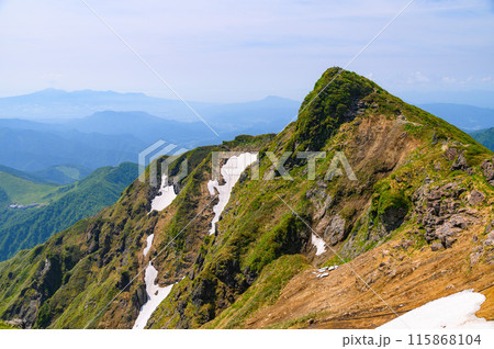 初夏の谷川岳・トマノ耳と切れ落ちた岩壁 初夏の谷川岳・トマノ耳と切れ落ちた岩壁 115868104