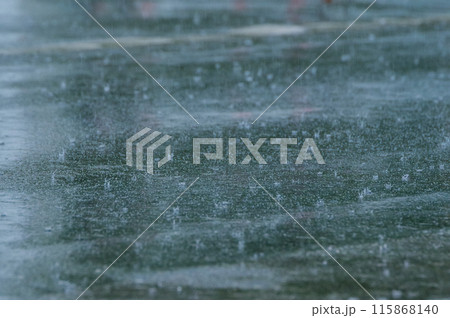 集中豪雨などの激しく降る雨のイメージ 115868140