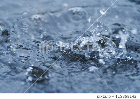 集中豪雨などの激しく降る雨のイメージ 115868142