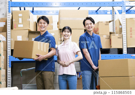 倉庫で働く従業員の集合写真 115868503