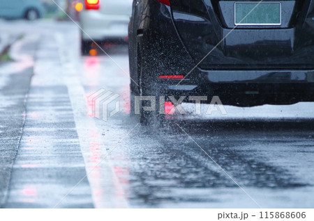 水しぶきを上げながら走る自動車 水しぶきを上げながら走る自動車 115868606