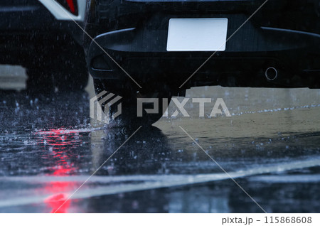 水しぶきを上げながら走る自動車 115868608
