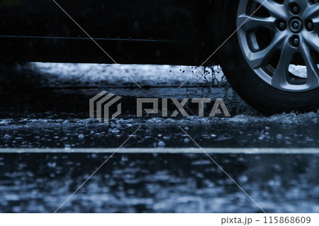 水しぶきを上げながら走る自動車 水しぶきを上げながら走る自動車 115868609
