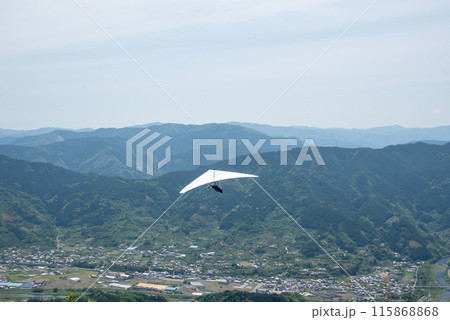 大空を舞うハンググライダー 115868868