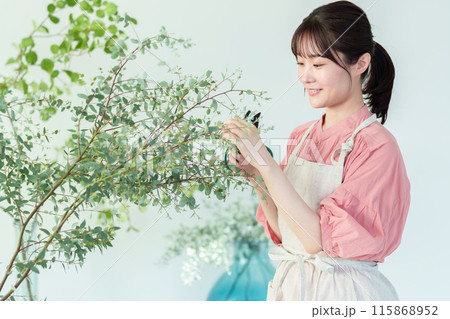 観葉植物を剪定する女性 115868952