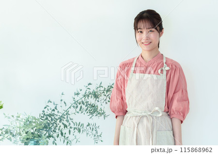 観葉植物を育てる女性 ポートレート 観葉植物を育てる女性 ポートレート 115868962