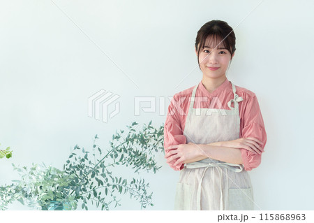 観葉植物を育てる女性 ポートレート 観葉植物を育てる女性 ポートレート 115868963