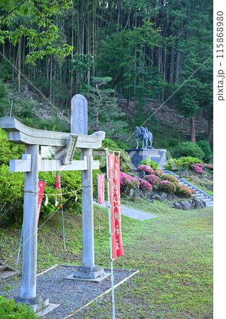 塩原太助翁記念公園　塩原太助神社　新緑の季節　 115868980