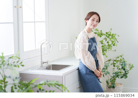 キッチンで料理をする女性(家事・主婦・自炊) キッチンで料理をする女性(家事・主婦・自炊) 115869034