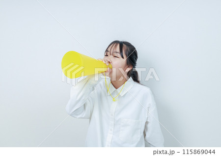 メガホンで叫ぶ女の子 115869044