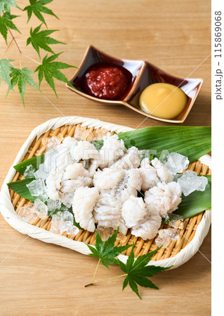 ざるに盛った鱧の落とし　 115869068