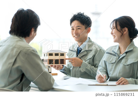 工務店・ハウスメーカー・建築会社・ビルダーで家の打ち合わせをする建築士・設計士・作業員・技術者 工務店・ハウスメーカー・建築会社・ビルダーで家の打ち合わせをする建築士・設計士・作業員・技術者 115869231