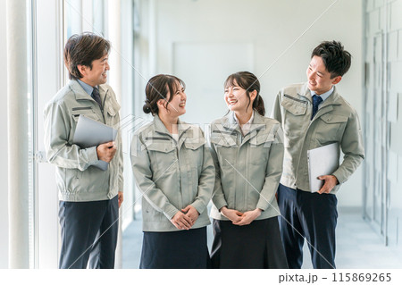 オフィスの廊下を歩く作業服姿のビジネスマン男女(上司・部下・チーム・同僚) オフィスの廊下を歩く作業服姿のビジネスマン男女(上司・部下・チーム・同僚) 115869265