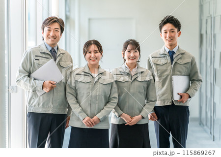 作業着・作業衣服を着た製造業・建築業・運送業・建設業の男女スタッフ 115869267