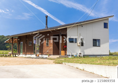 煙突のある平屋建て住宅　玄関アプローチ 115869358