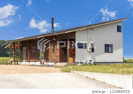 煙突のある平屋建て住宅　玄関アプローチ 115869359