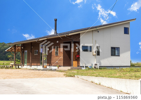 煙突のある平屋建て住宅　玄関アプローチ 115869360