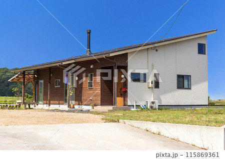 煙突のある平屋建て住宅　玄関アプローチ 115869361