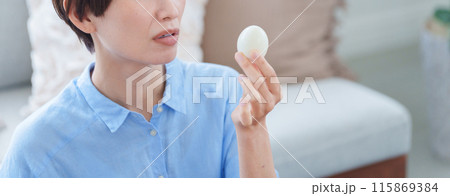 ゆで卵を食べる女性 115869384