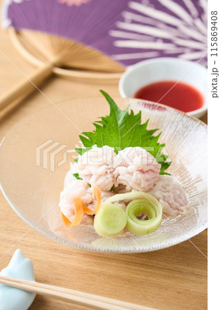 グラスの器に盛り付けた鱧の落とし グラスの器に盛り付けた鱧の落とし 115869408