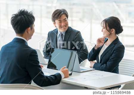企業のオフィスで笑顔で会議・ミーティング・商談をするアジア人ビジネスマンとビジネスウーマン 企業のオフィスで笑顔で会議・ミーティング・商談をするアジア人ビジネスマンとビジネスウーマン 115869486
