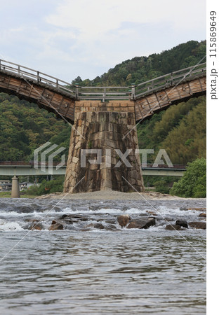 錦帯橋の石積み、紡錘形の頑強な橋台（下流側） 115869649