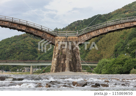 錦帯橋の石積み、紡錘形の頑強な橋台（下流側） 115869650