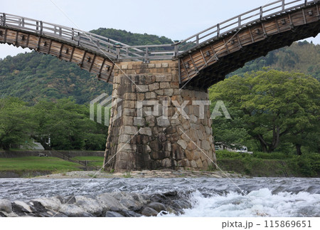 錦帯橋の石積み、紡錘形の頑強な橋台（下流側） 115869651