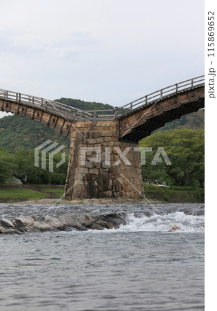 錦帯橋の石積み、紡錘形の頑強な橋台（下流側） 115869652
