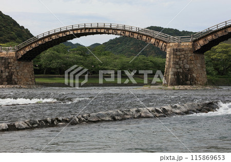 錦帯橋の石積み、紡錘形の頑強な橋台（下流側） 115869653