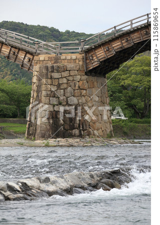 錦帯橋の石積み、紡錘形の頑強な橋台（下流側） 115869654