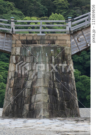 錦帯橋の石積み、紡錘形の頑強な橋台(上流側) 錦帯橋の石積み、紡錘形の頑強な橋台(上流側) 115869656