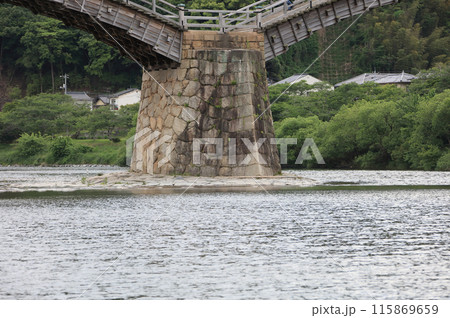 錦帯橋の石積み、紡錘形の頑強な橋台（上流側） 115869659