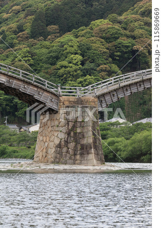 錦帯橋の石積み、紡錘形の頑強な橋台（上流側） 115869669