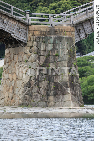 錦帯橋の石積み、紡錘形の頑強な橋台（上流側） 115869670
