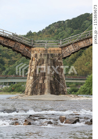 錦帯橋の石積み、紡錘形の頑強な橋台（下流側） 115869673
